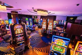 luck777 Baccarat နှင့် Roulette Live Table ကစားနေသော မြင်ကွင်း